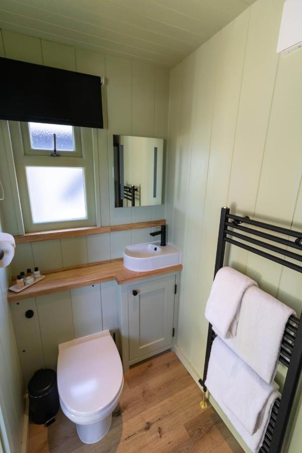 The Shire Luxury Converted Horse Lorry With Private Hot Tub Cyfie Farm Llanfyllin Экстерьер фото