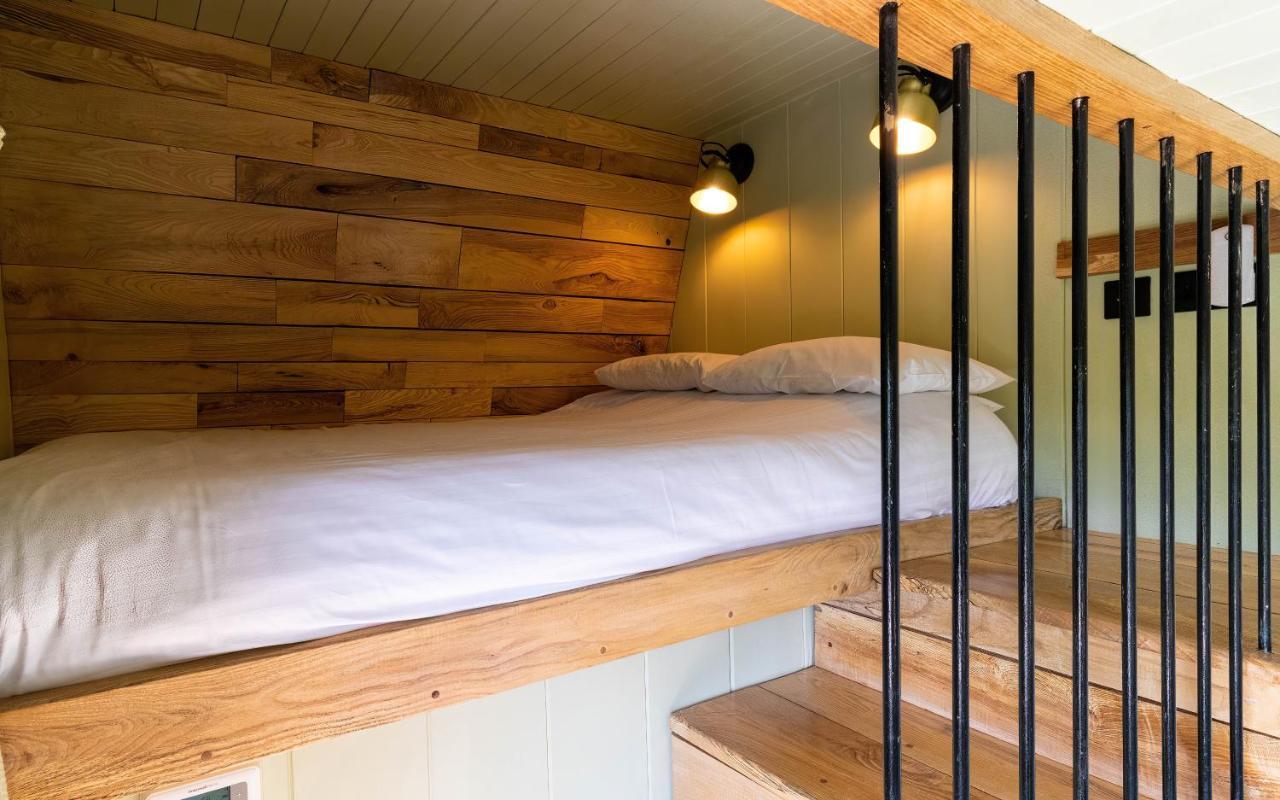 The Shire Luxury Converted Horse Lorry With Private Hot Tub Cyfie Farm Llanfyllin Экстерьер фото