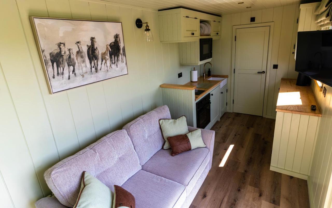 The Shire Luxury Converted Horse Lorry With Private Hot Tub Cyfie Farm Llanfyllin Экстерьер фото